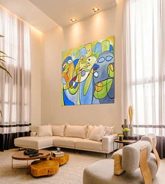 Wohnzimmer mit einen groen figrlichen abstrakten Gemlde 2023.jpg